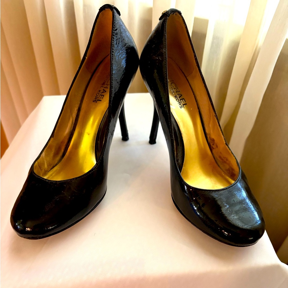 Michael Kors black leather pump size 6